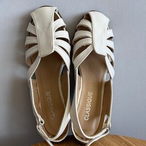 Classique Women’s White Strappy Slingback Flats size 6
